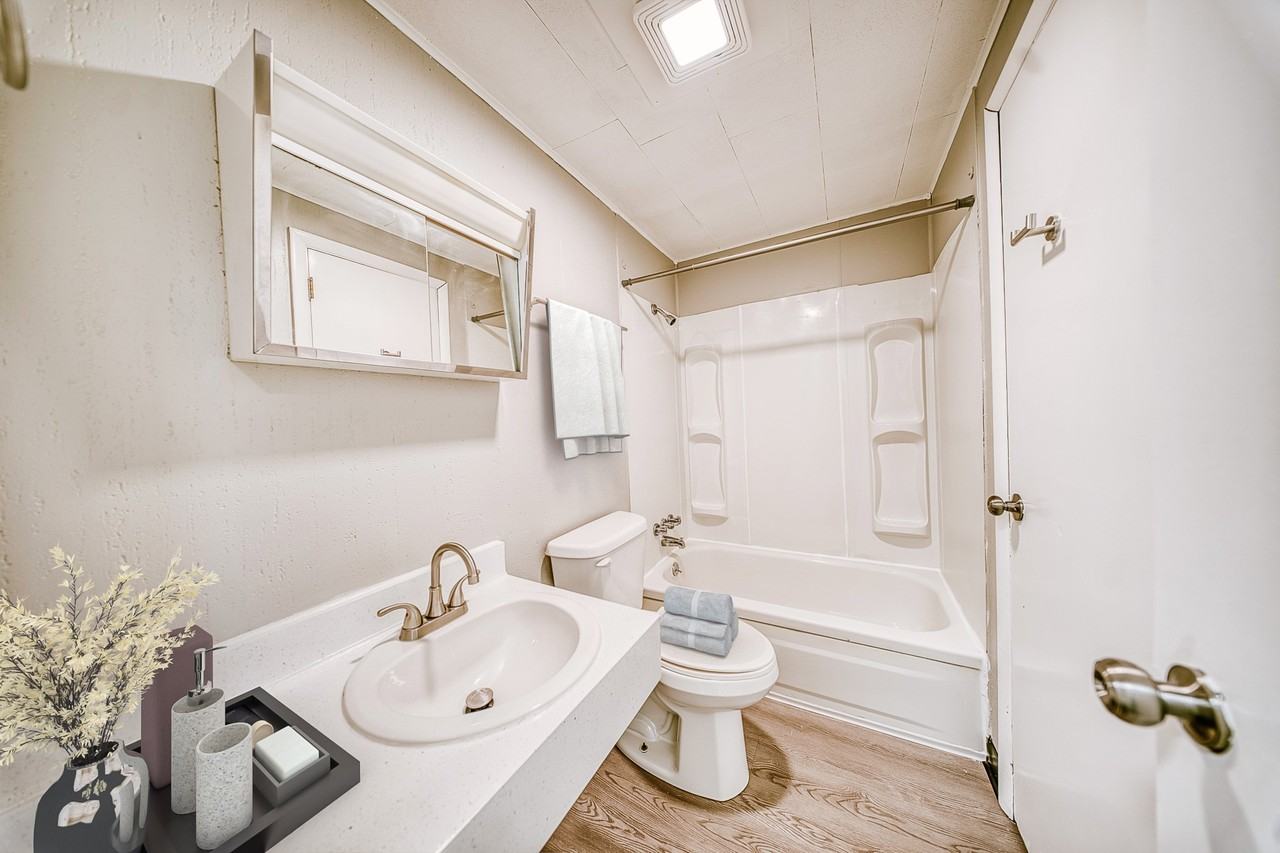 Colonial Arms Apartments - Photo 5 of 6