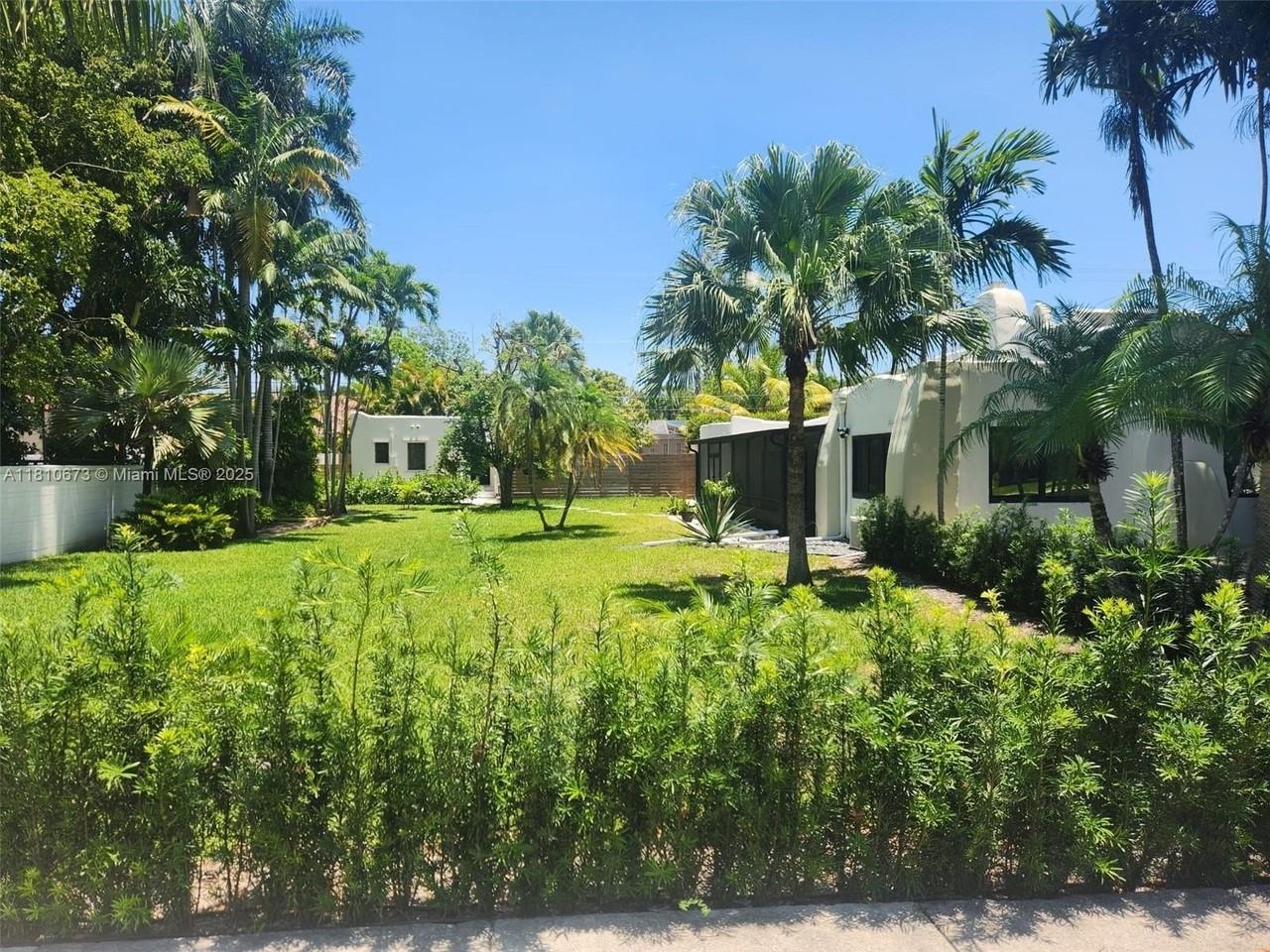 241 Palmetto Dr - Photo 2 of 11