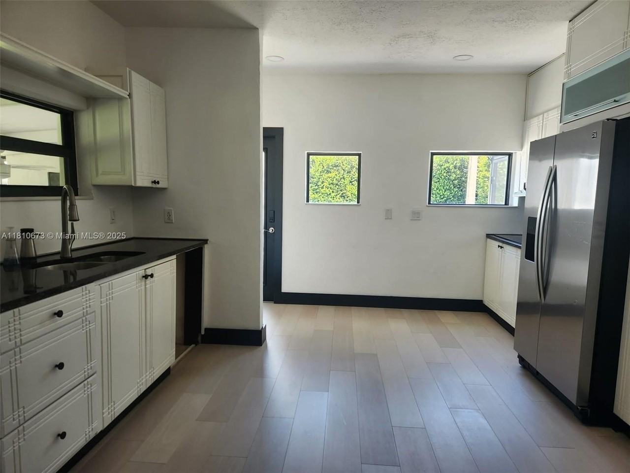 241 Palmetto Dr - Photo 4 of 11