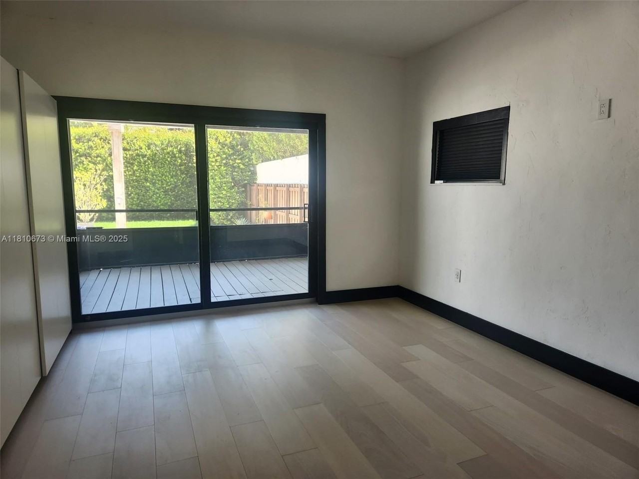 241 Palmetto Dr - Photo 5 of 11