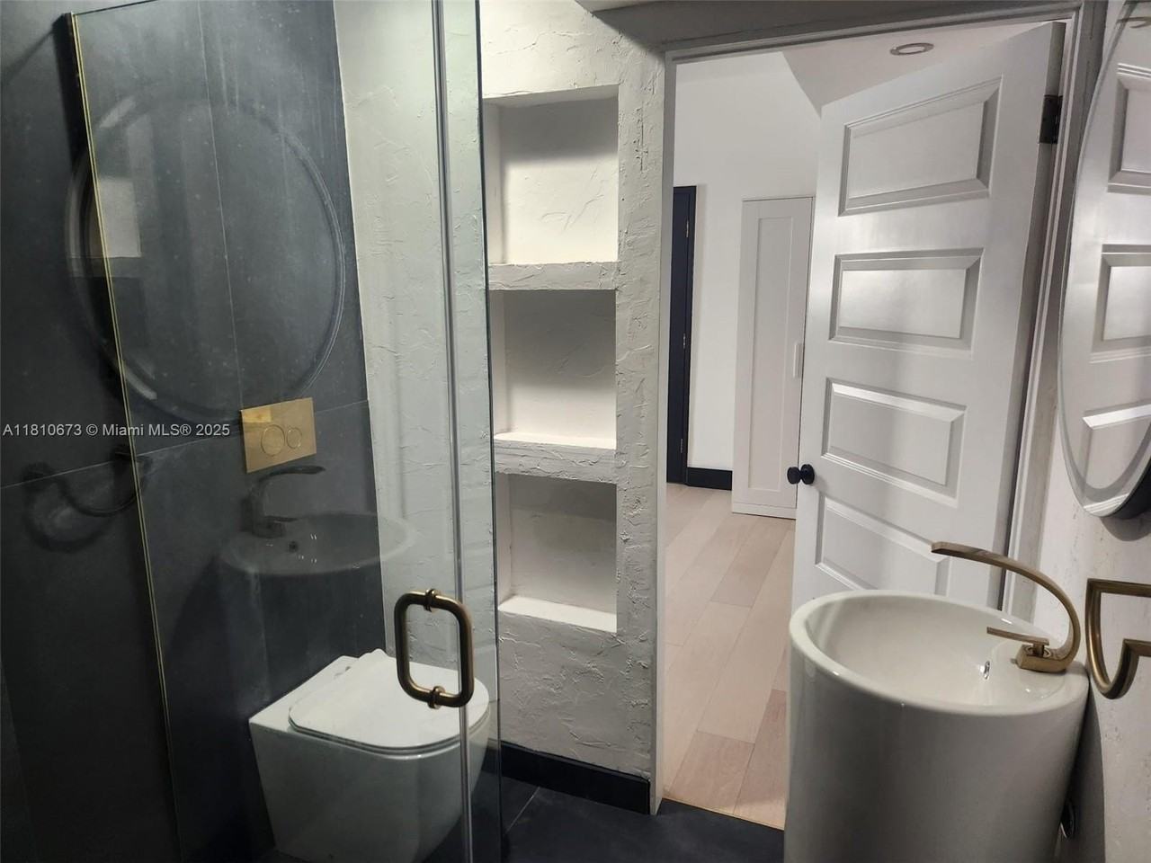 241 Palmetto Dr - Photo 7 of 11