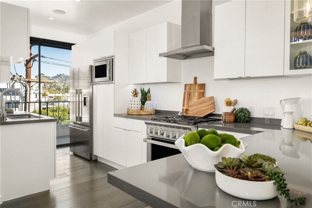 660 N Sweetzer Ave #302 - Photo 7 of 45