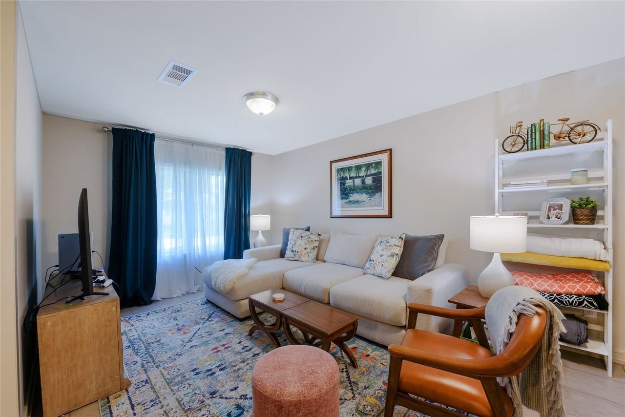 2114 Hewitt Dr - Photo 3 of 17