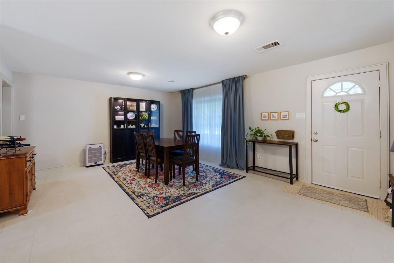 2114 Hewitt Dr - Photo 5 of 17