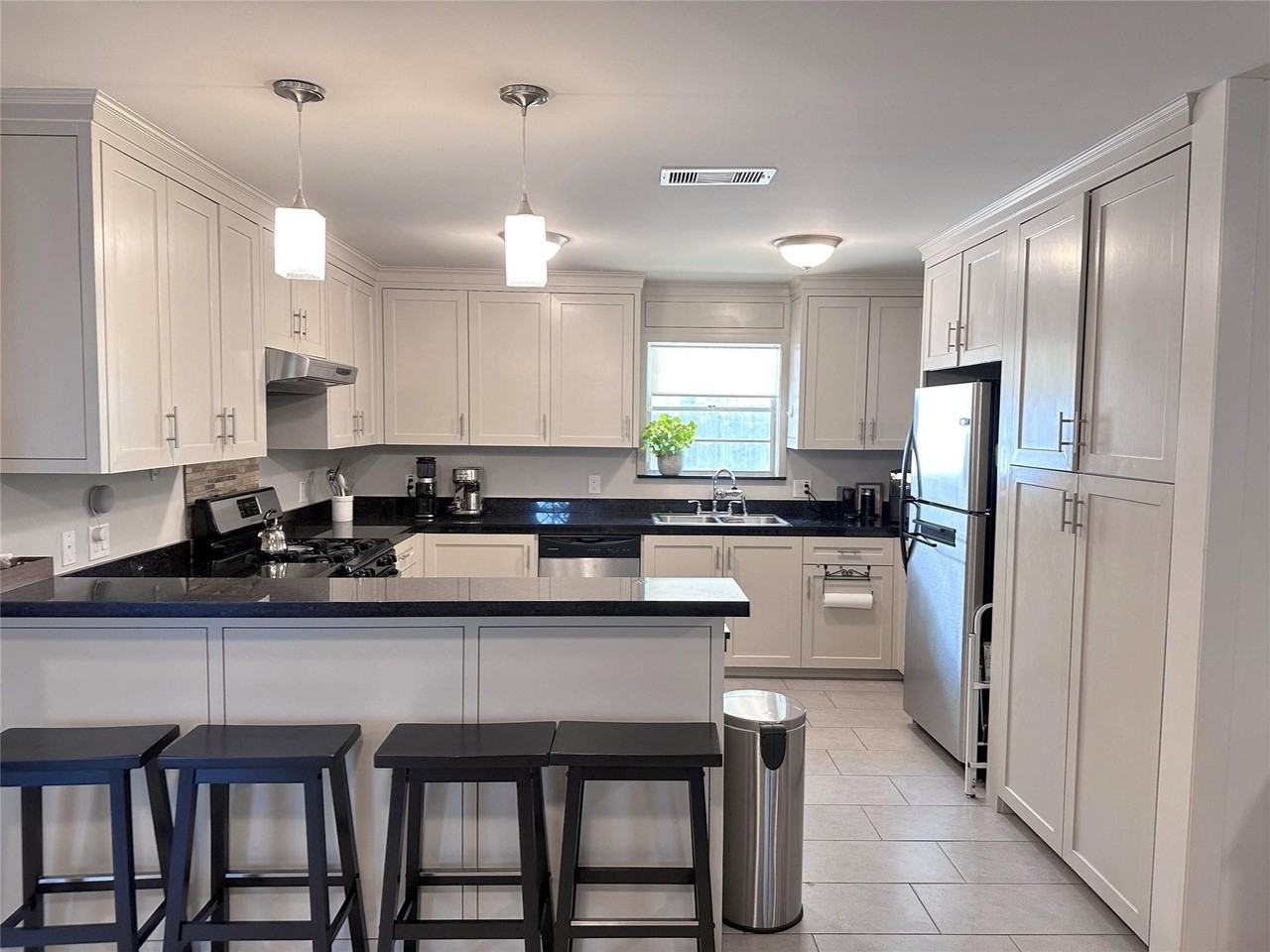 2114 Hewitt Dr - Photo 6 of 17