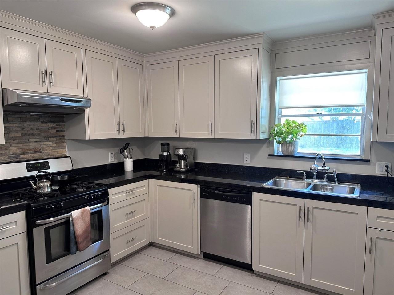 2114 Hewitt Dr - Photo 7 of 17