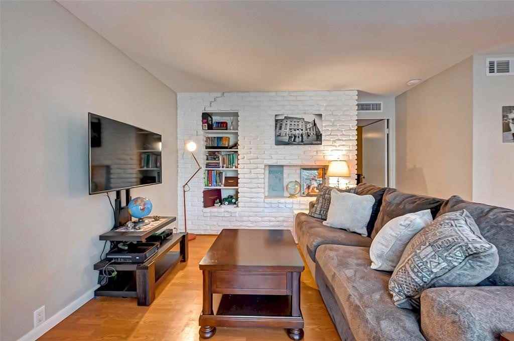 2201 Fountain View Dr - Photo 2 of 15