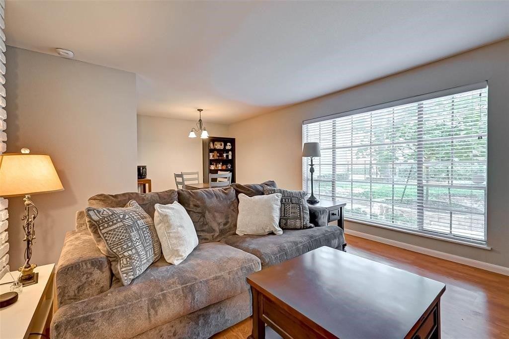 2201 Fountain View Dr - Photo 3 of 15