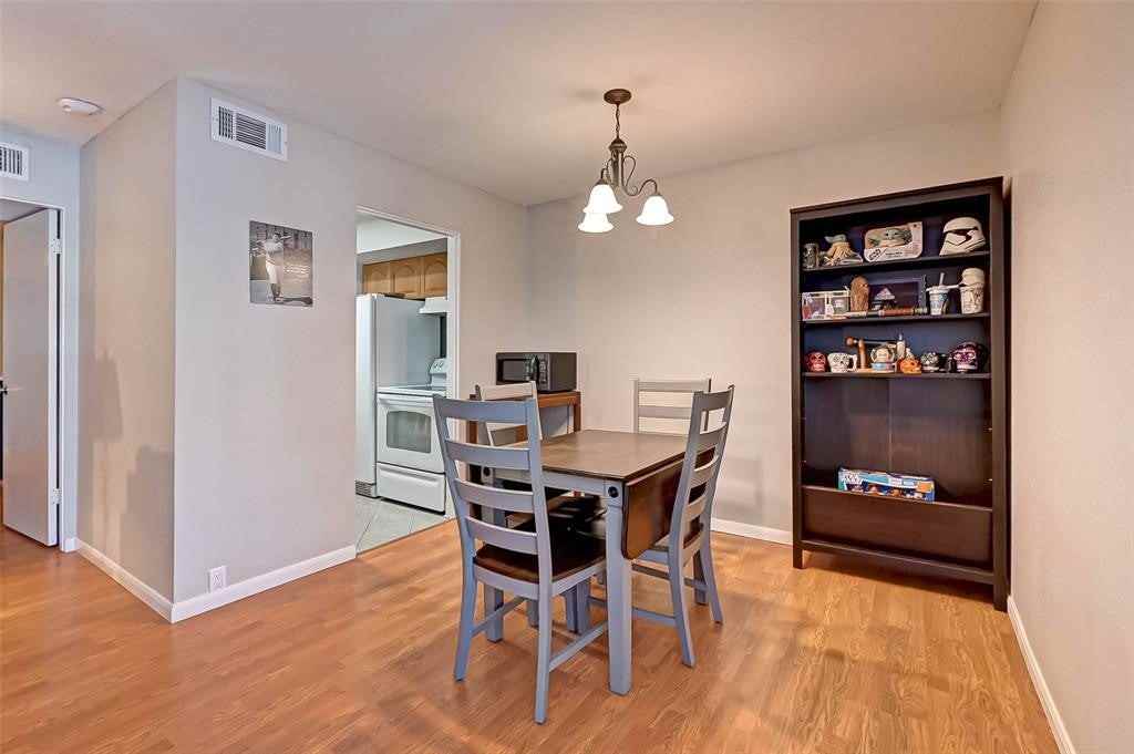 2201 Fountain View Dr - Photo 4 of 15