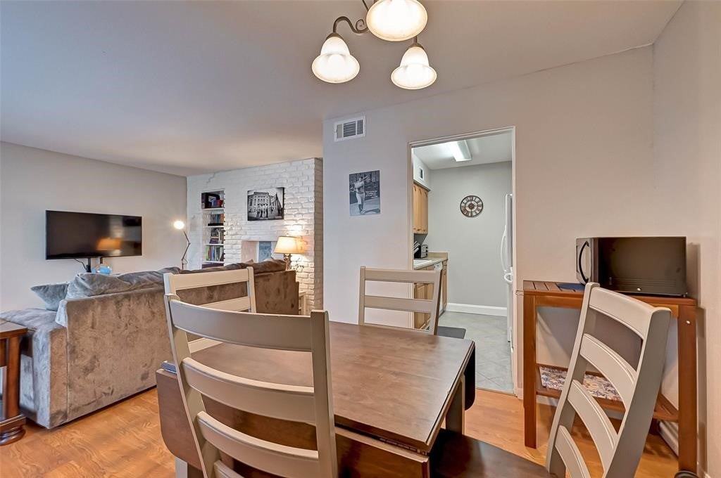 2201 Fountain View Dr - Photo 5 of 15