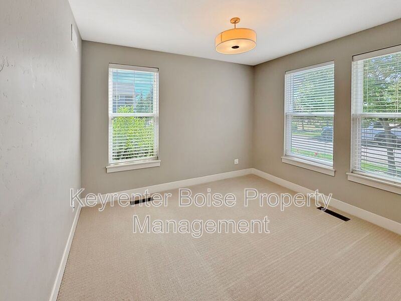 2784 S Trailwood Way - Photo 2 of 25