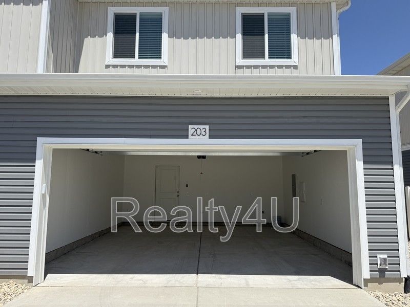 203 E Arcade Dr - Photo 2 of 32