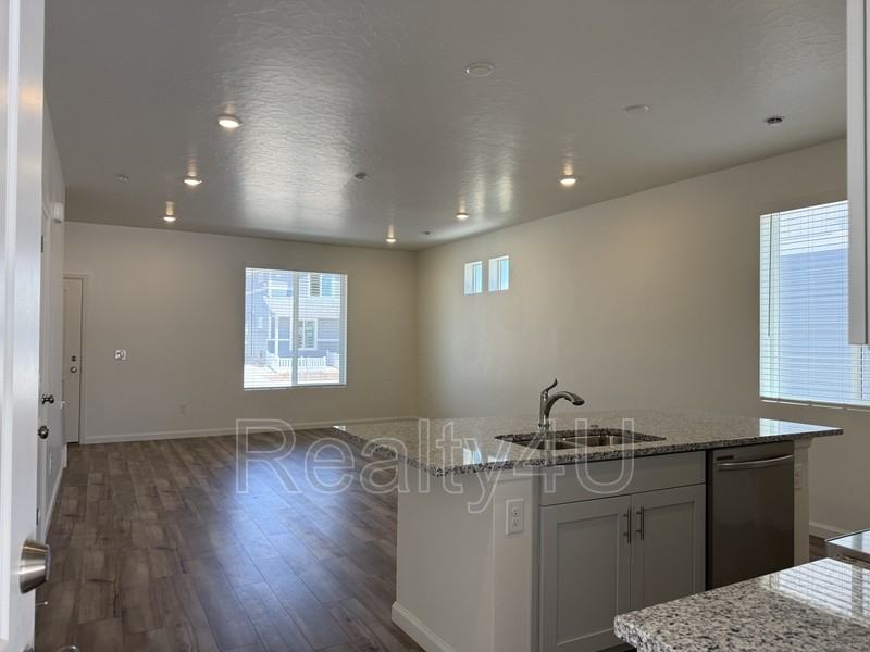 203 E Arcade Dr - Photo 3 of 32