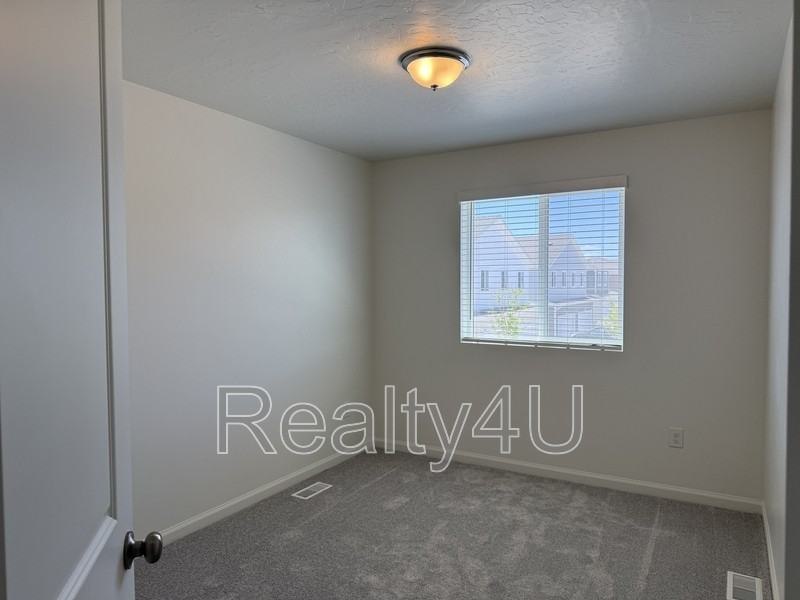 203 E Arcade Dr - Photo 6 of 32