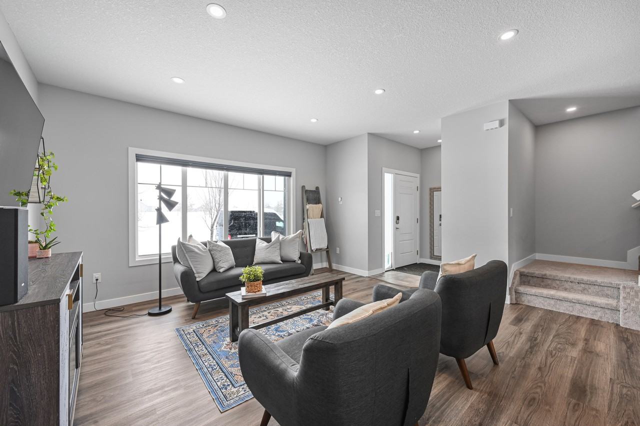 53 Dillingham Ave - Photo 3 of 27