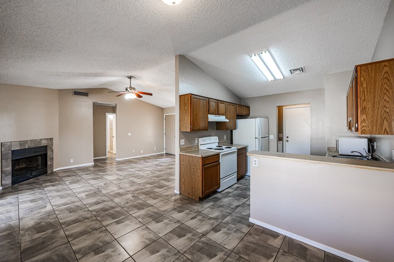 10010 N 66th Ave - Photo 3 of 26