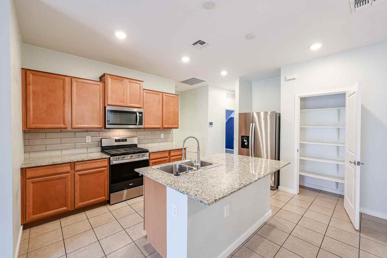 14151 W Georgia Dr - Photo 3 of 28