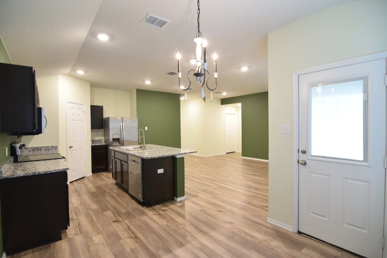 749 Jersey Ct - Photo 4 of 20