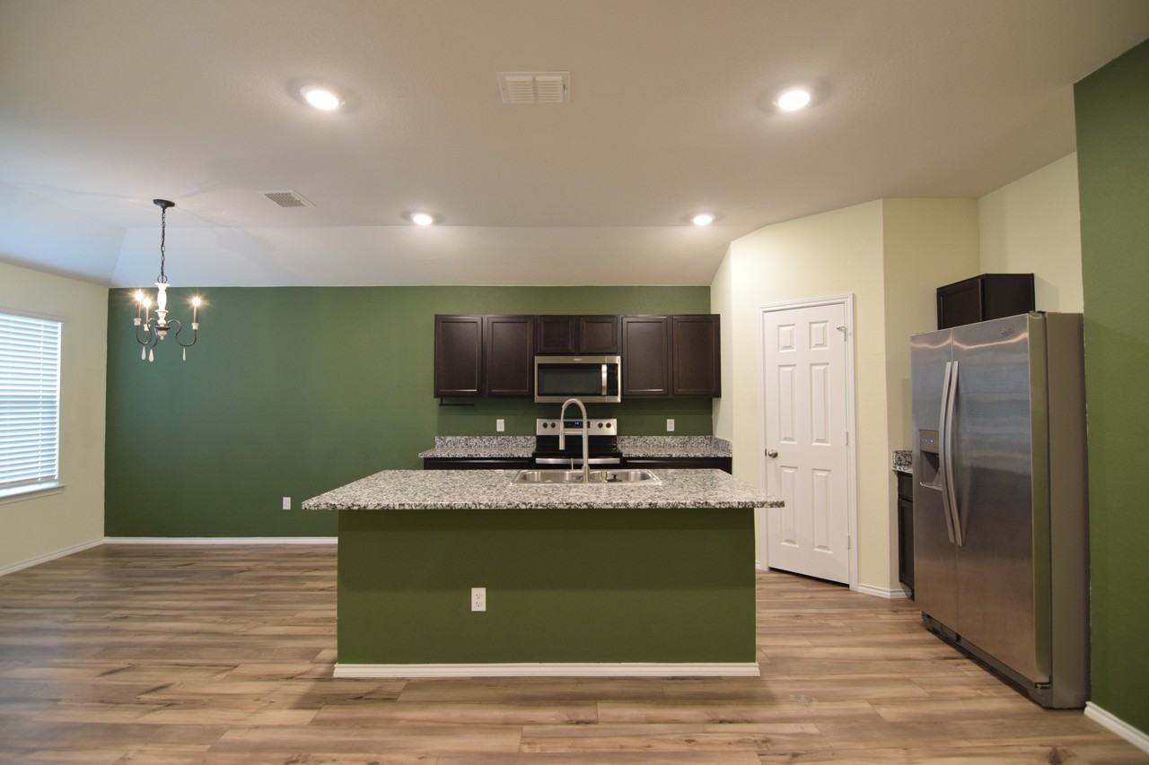 749 Jersey Ct - Photo 5 of 20