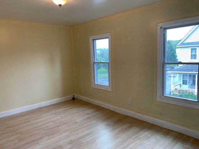 886 Scanlon Ave - Photo 3 of 18