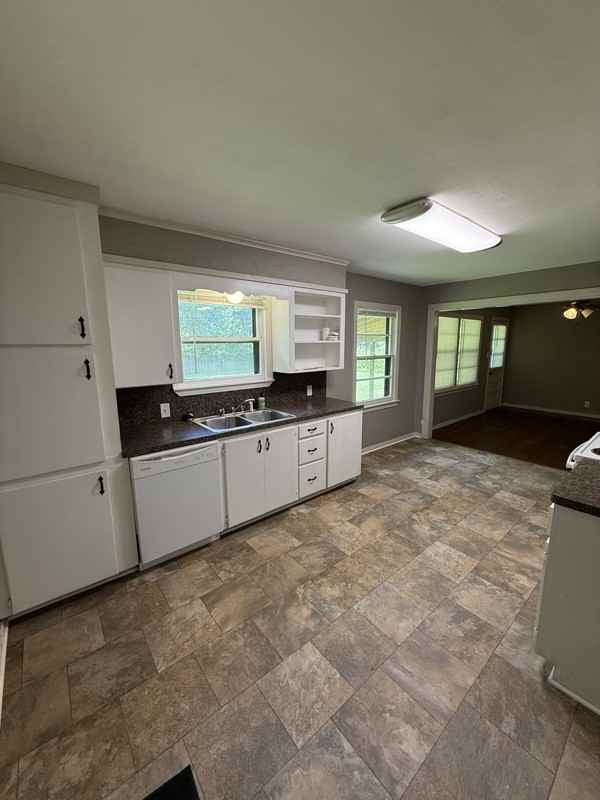 1106 Dawn St - Photo 3 of 14