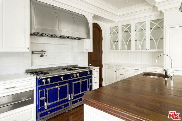 501 Toyopa Dr - Photo 2 of 8