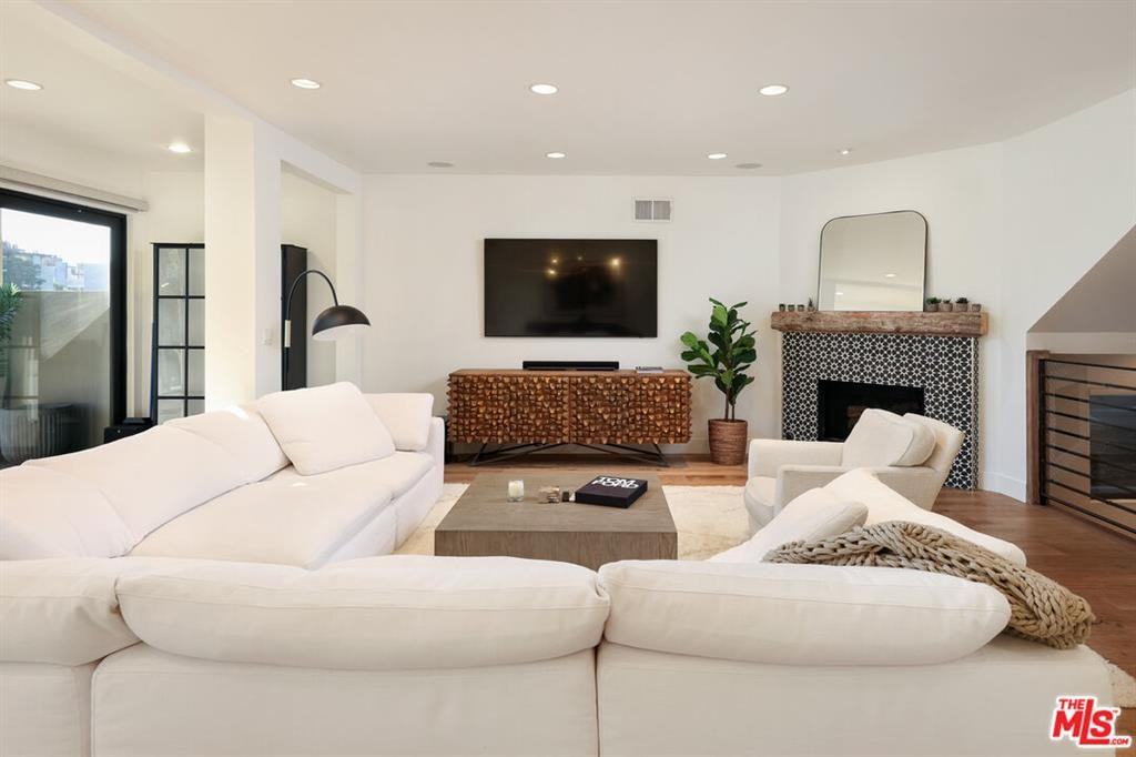 4811 Roma Ct - Photo 2 of 8