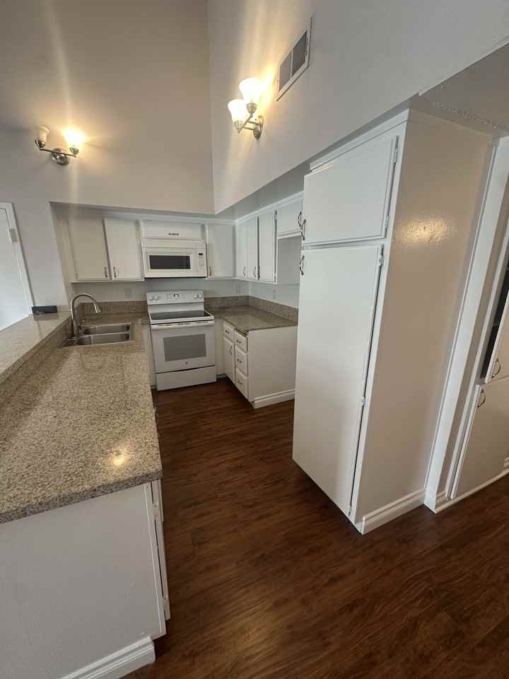 1249 N June St #4 - Photo 4 of 12