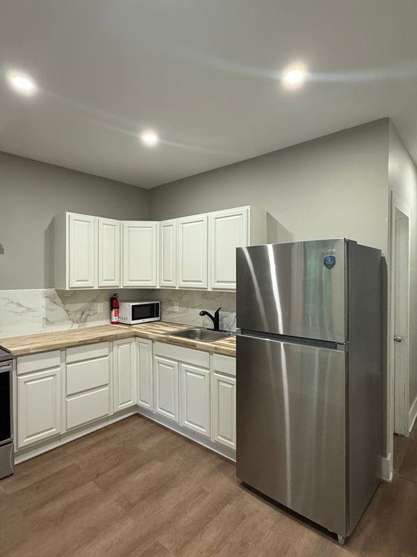 442 Hudson Ave ##1b - Photo 2 of 9