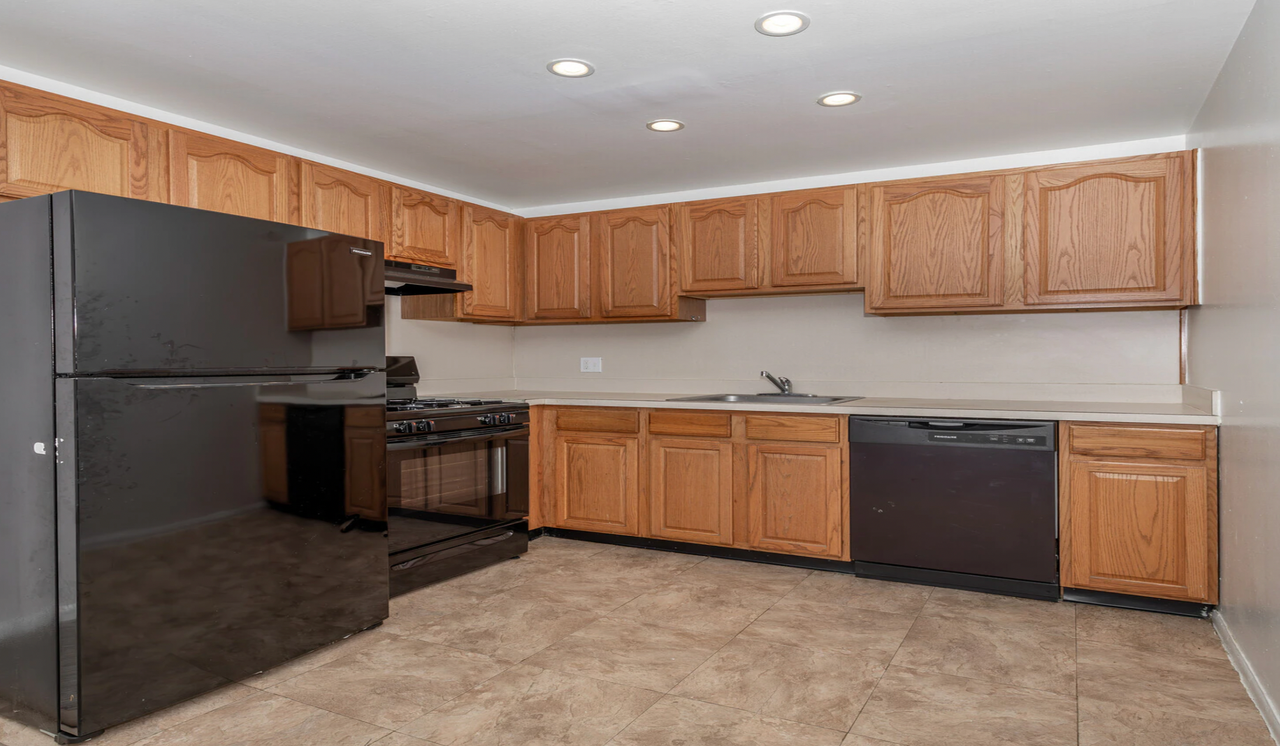 Colonial Point Apartments - Photo 7 of 32