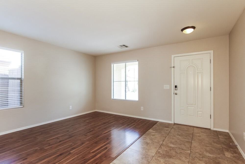 12035 W Leather Ln - Photo 5 of 17
