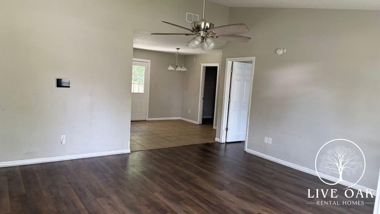 1221 Jubail Dr - Photo 3 of 15