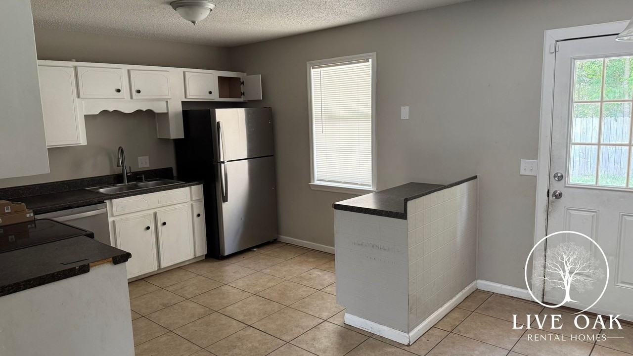 1221 Jubail Dr - Photo 4 of 15