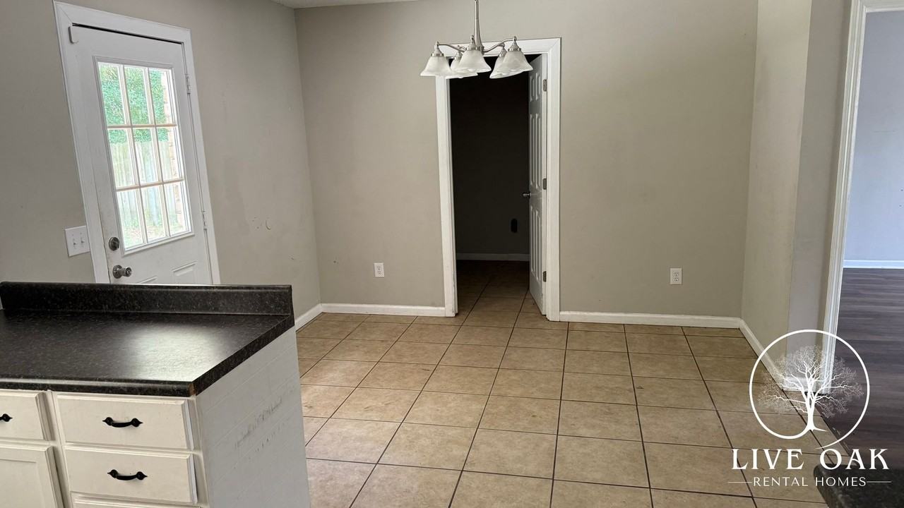 1221 Jubail Dr - Photo 5 of 15