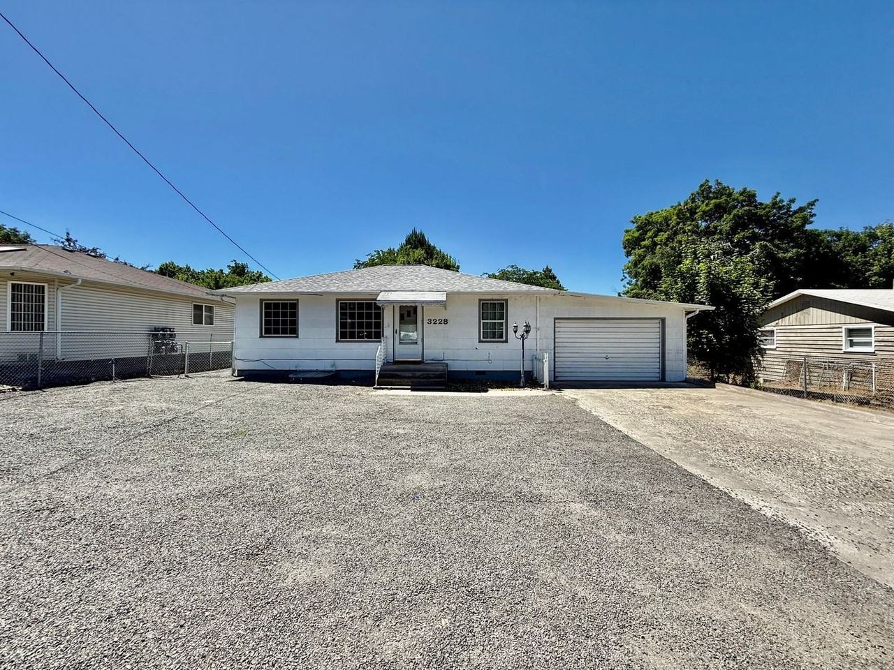 3228 5th St - Photo 2 of 40