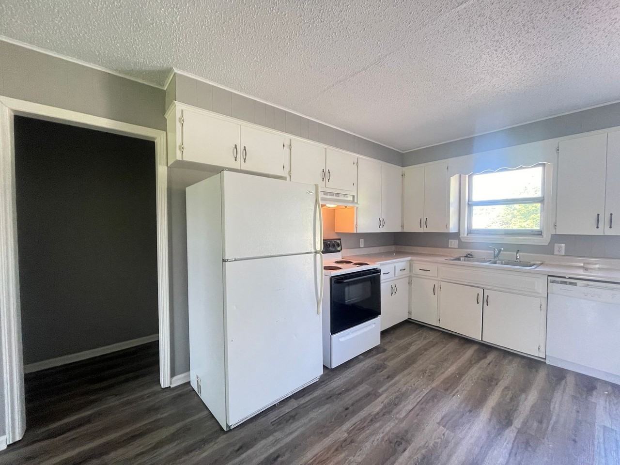 5423 S Hutchinson Ave - Photo 2 of 8