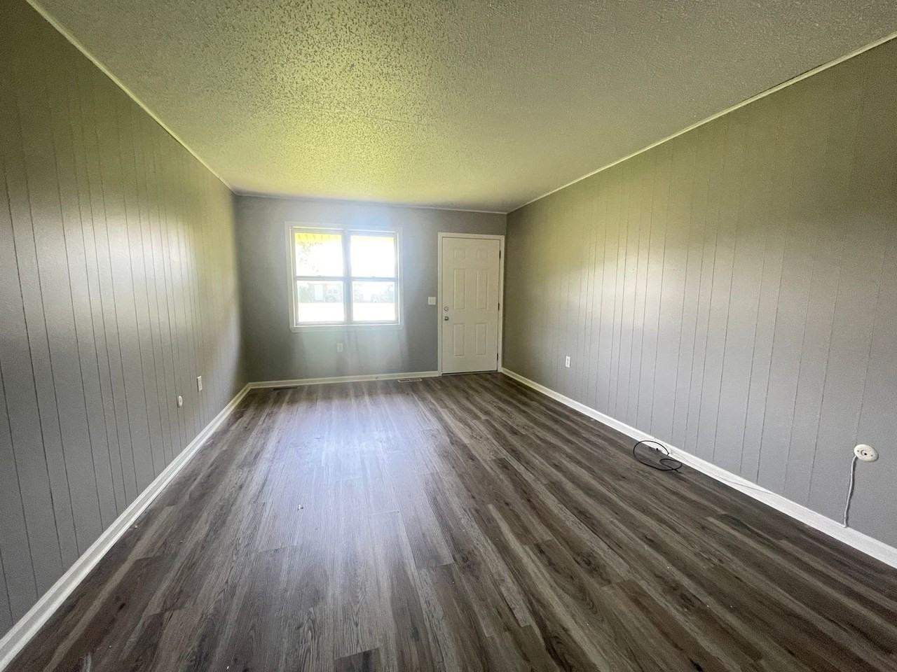 5423 S Hutchinson Ave - Photo 3 of 8