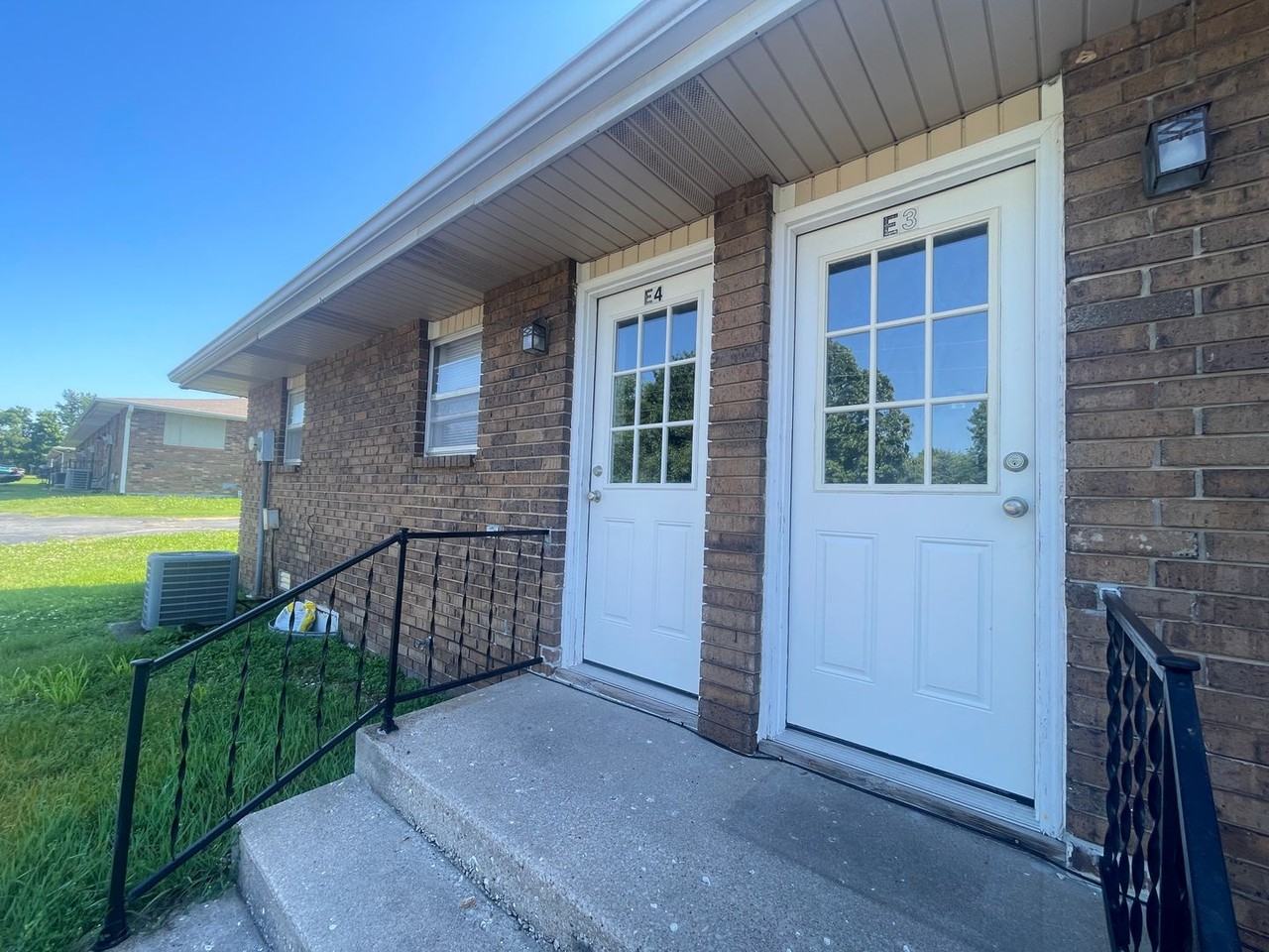 5423 S Hutchinson Ave Apt E2 - Photo 4 of 8