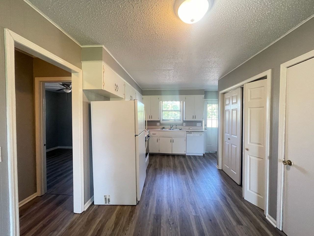 5423 S Hutchinson Ave Apt E2 - Photo 5 of 8