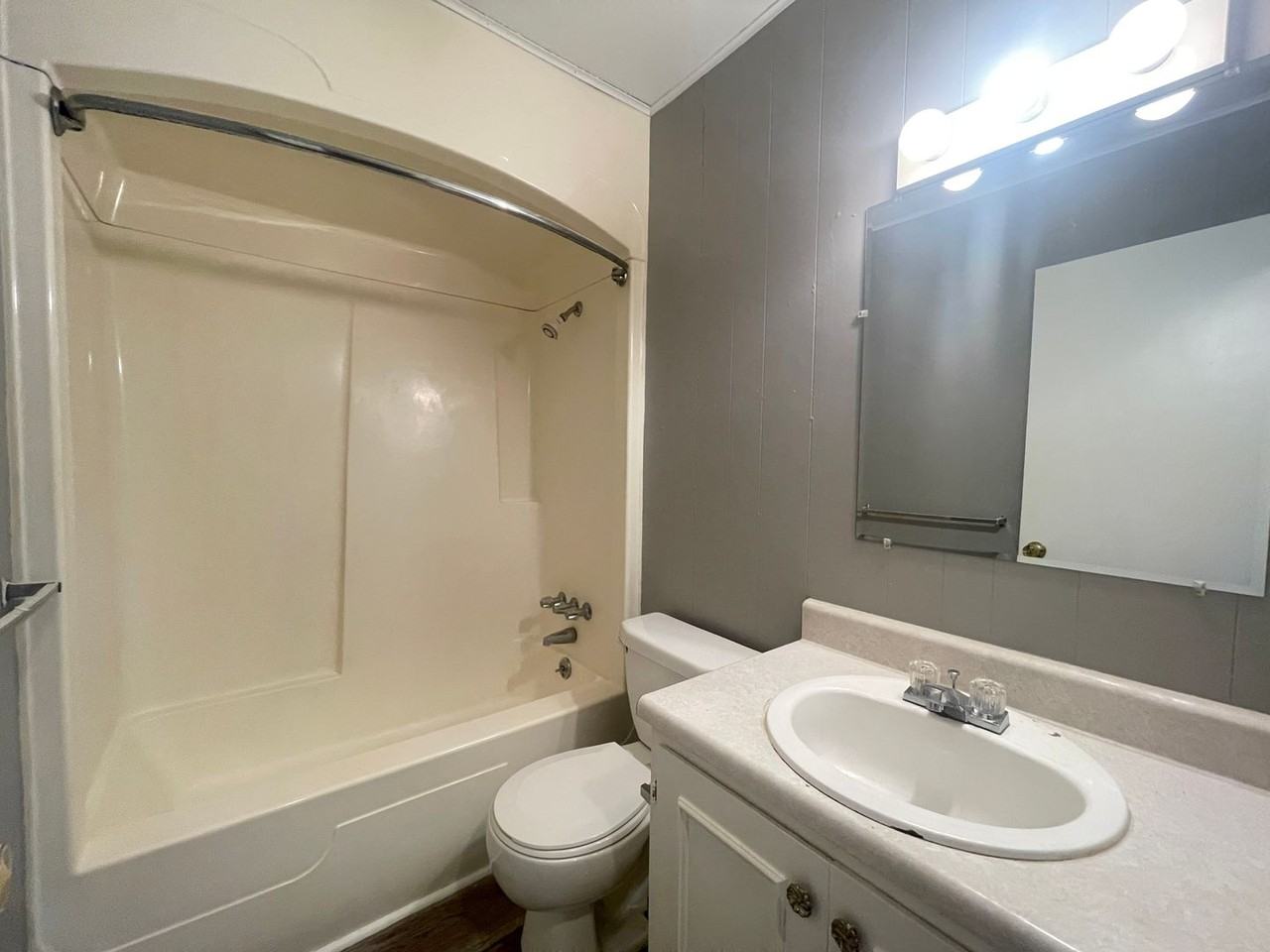5423 S Hutchinson Ave Apt E2 - Photo 6 of 8