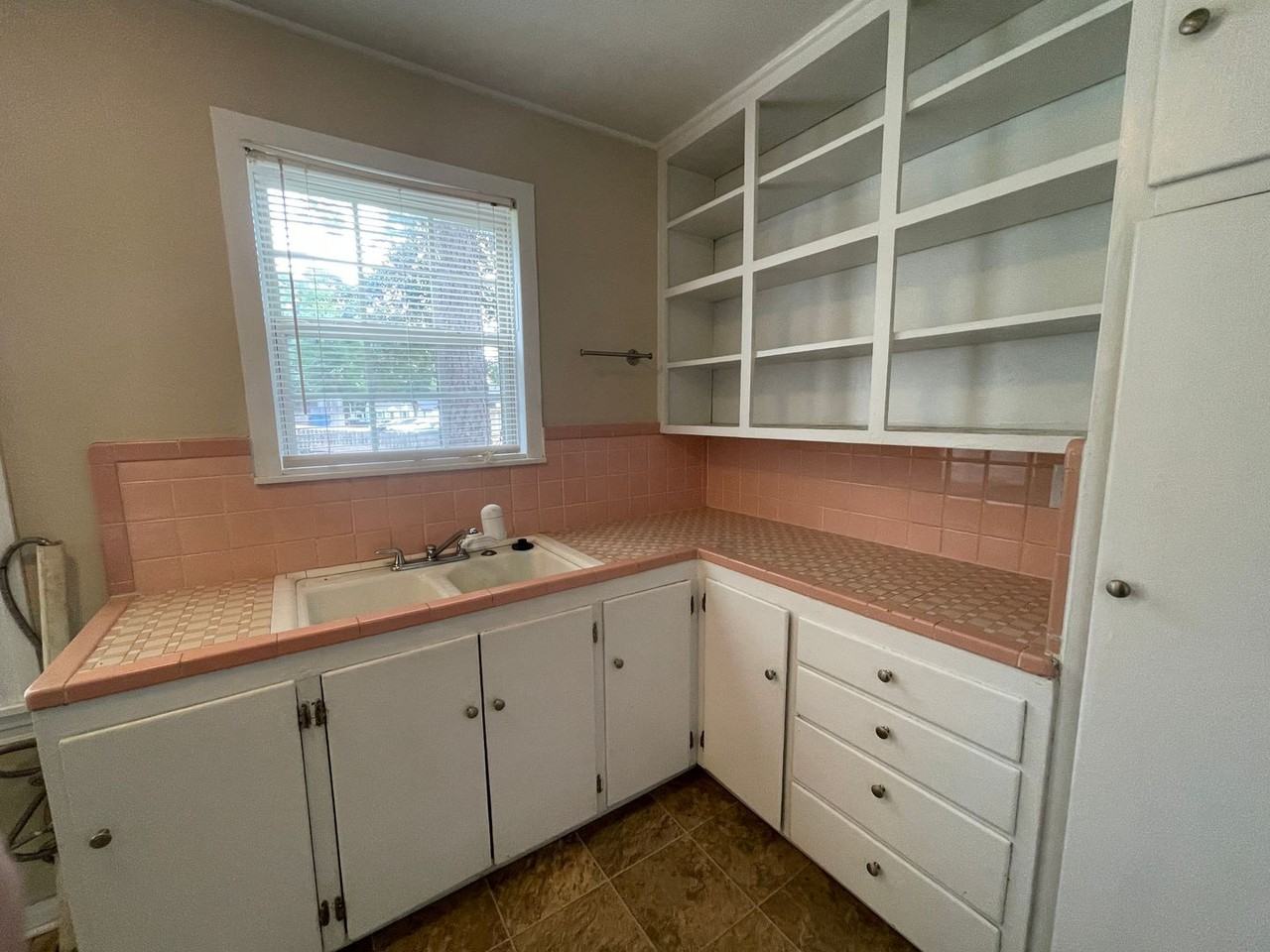 833 Evangeline Pl - Photo 6 of 10