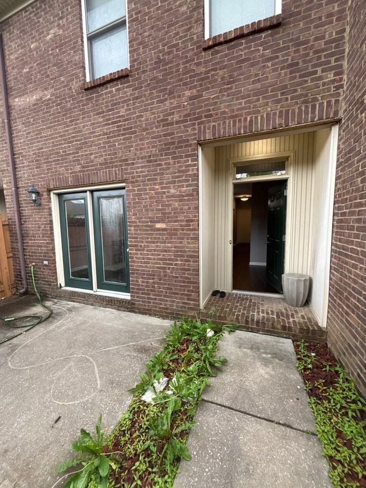 317 Bainbridge Dr #N - Photo 2 of 33