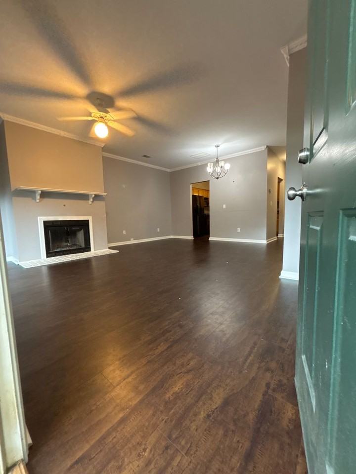 317 Bainbridge Dr #N - Photo 3 of 33