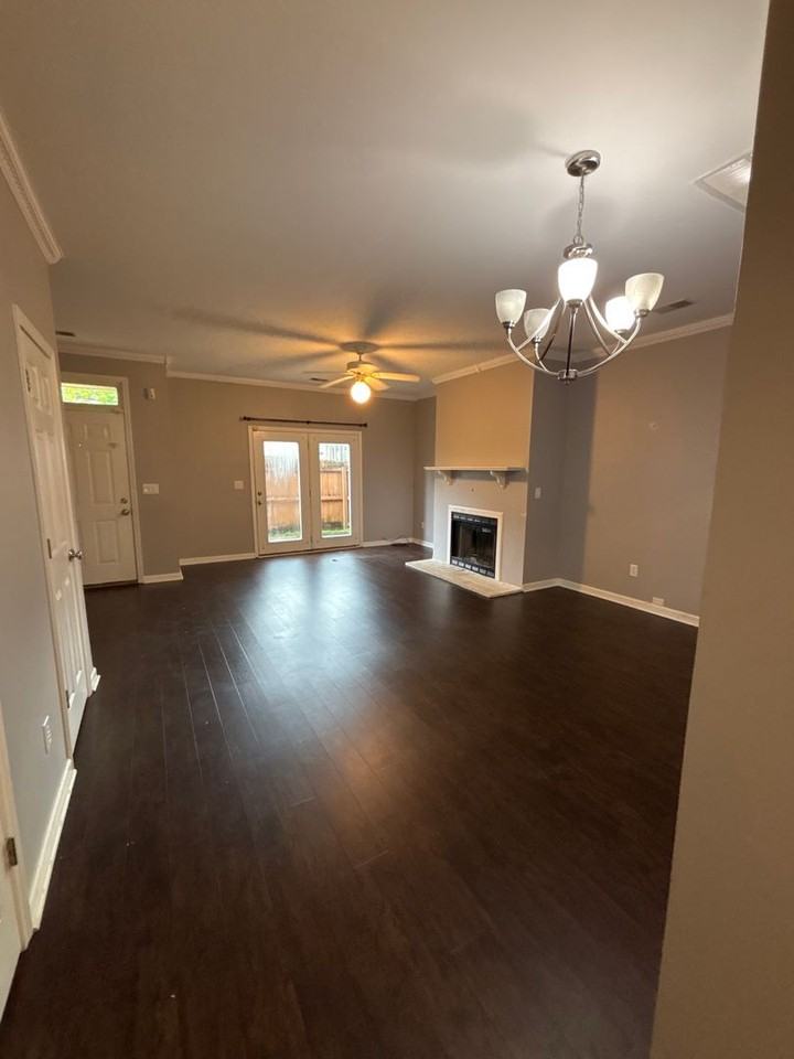 317 Bainbridge Dr #N - Photo 5 of 33