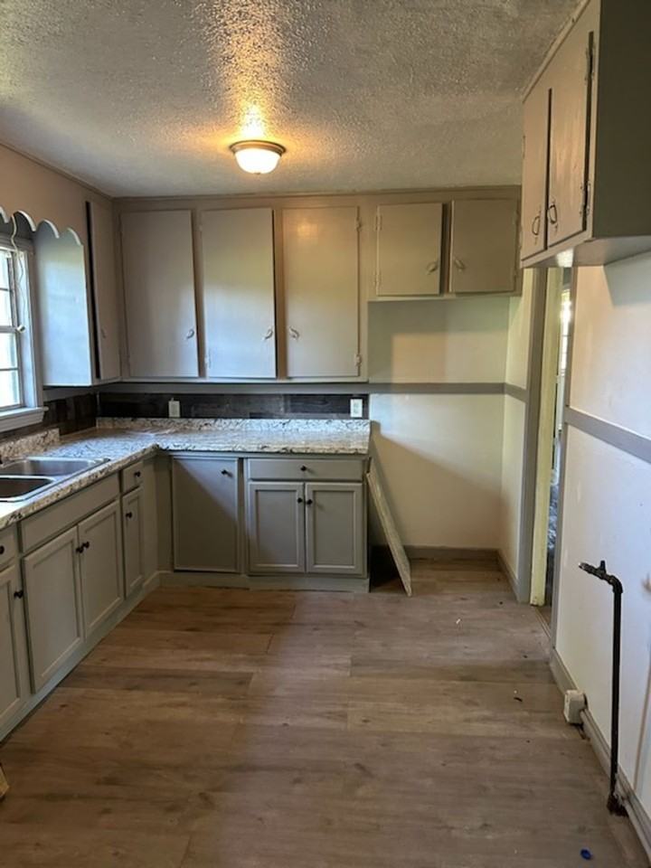 2051 Carolyn Ln - Photo 2 of 8