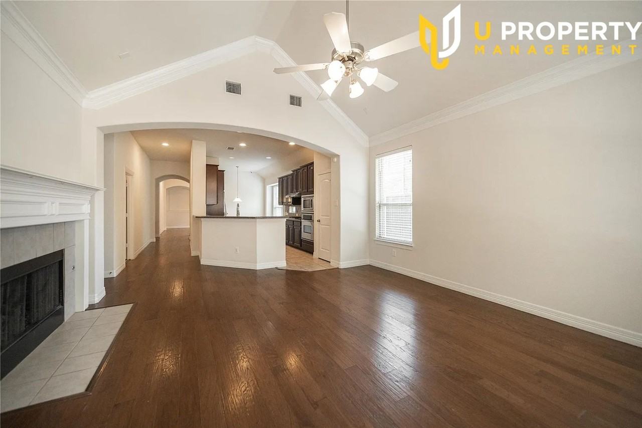 9747 Planters Row Dr - Photo 3 of 35