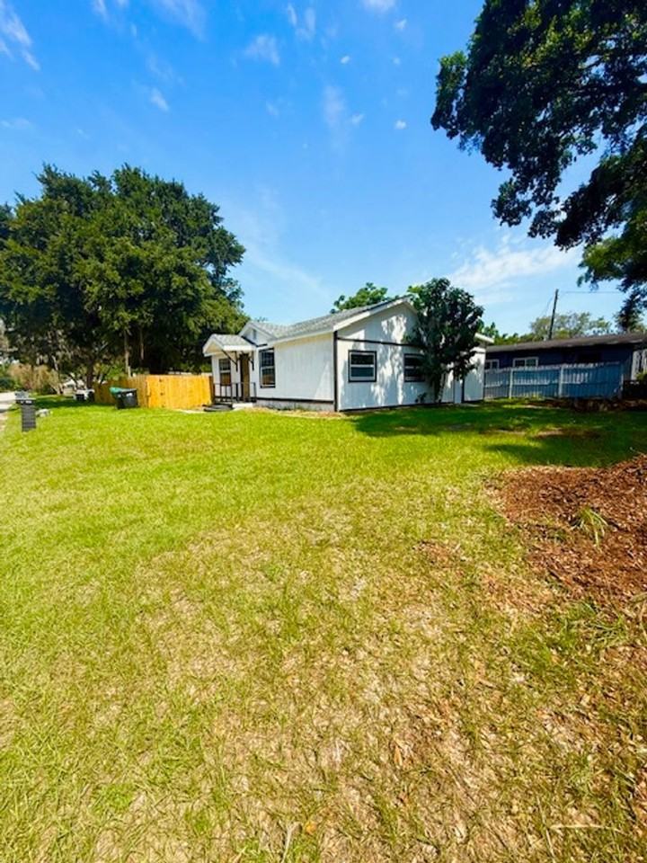 2215 Vine St - Photo 3 of 34