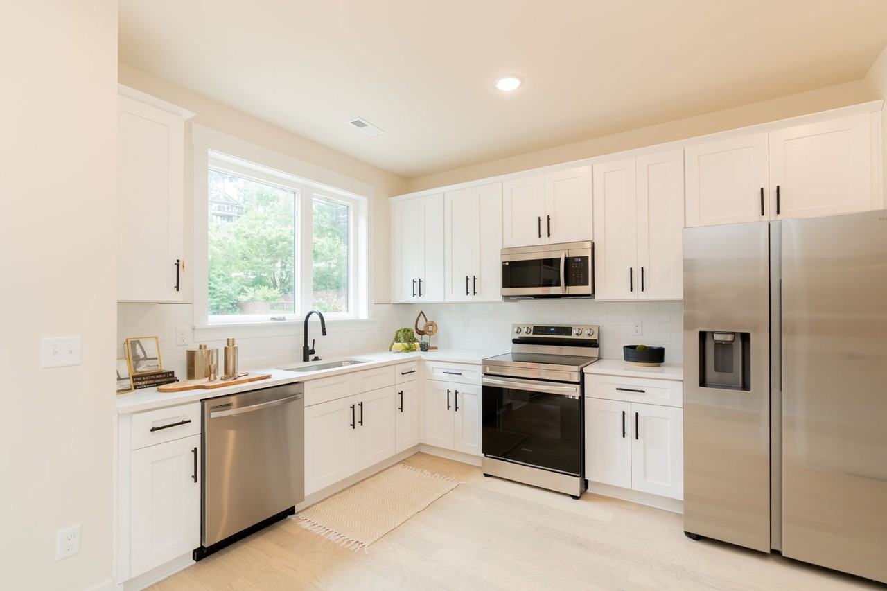 737 N Market St - Photo 3 of 25
