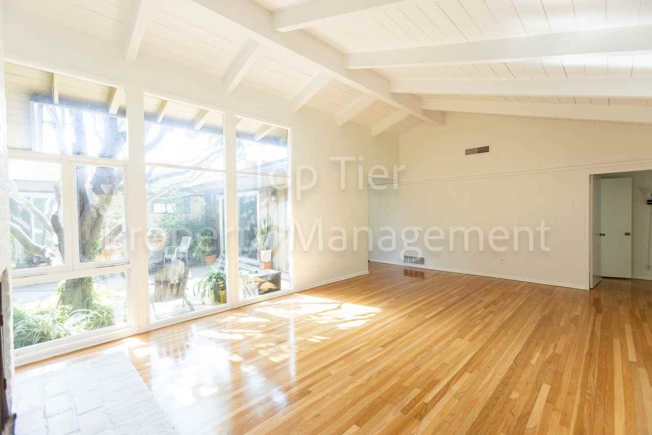 8961 Nottingham Pl - Photo 7 of 48