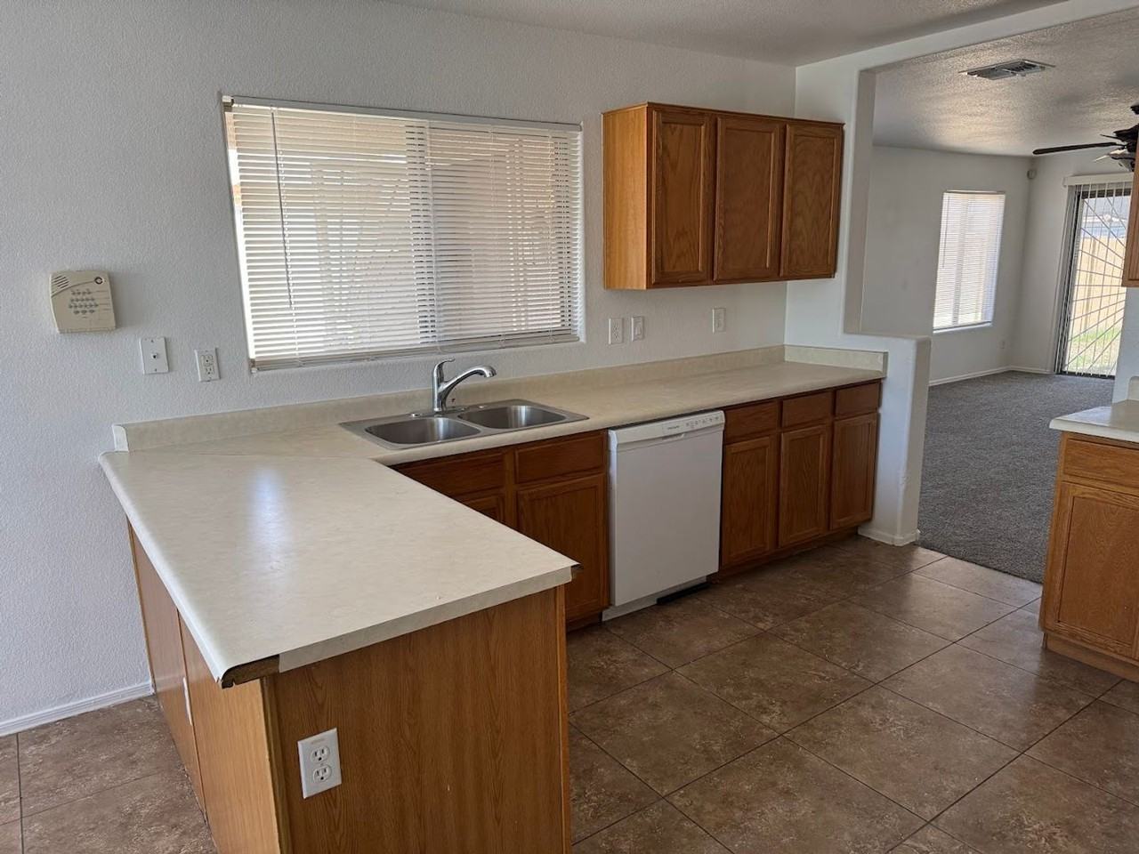 8144 W Watkins St - Photo 5 of 21